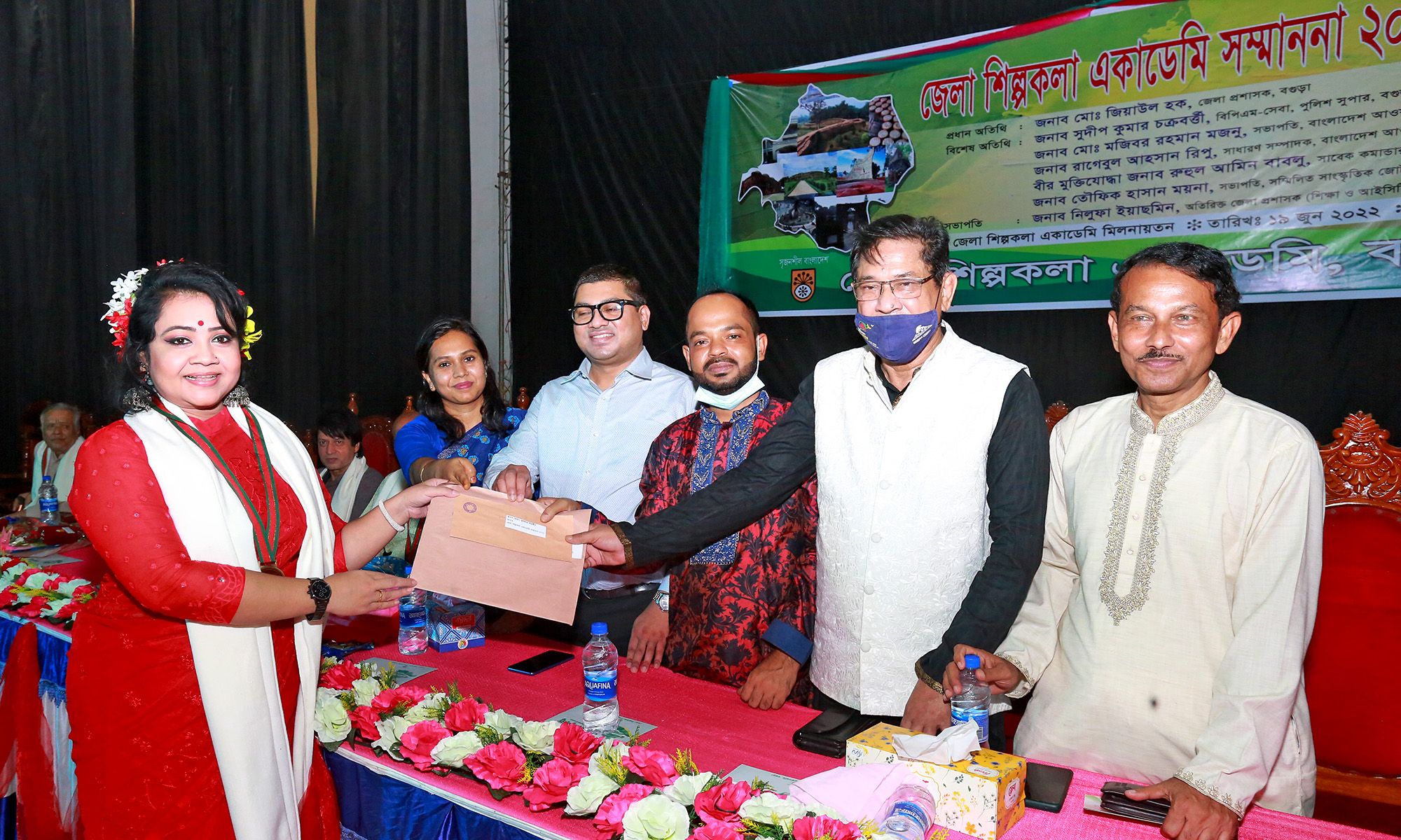 আবৃত্তিতে অবদান রাখায় সম্মাননা পেলেন শ্রাবণী